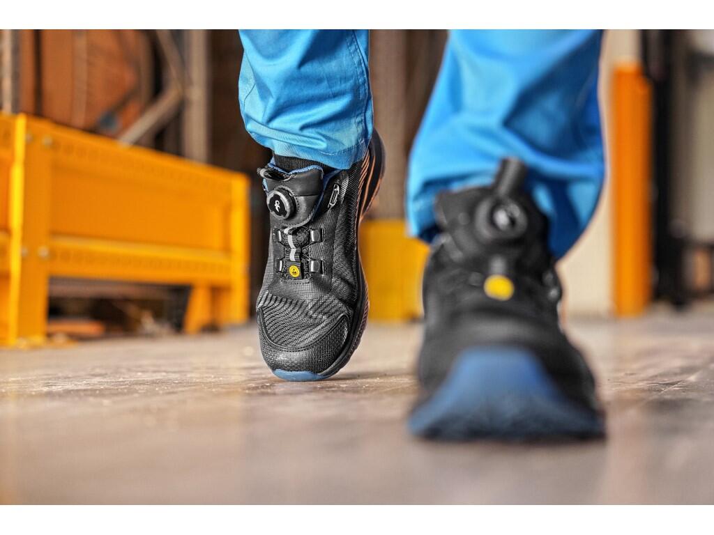 Low footwear CXS ISLAND NEVIS O1 ESD: ESD work shoe with a breathable upper and reflective accessories. A special tightening system allows for quick adjustment and release. Materi…