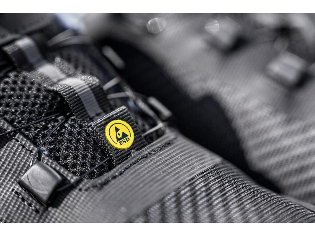 Low footwear CXS ISLAND NEVIS O1 ESD: ESD work shoe with a breathable upper and reflective accessories. A special tightening system allows for quick adjustment and release. Materi…