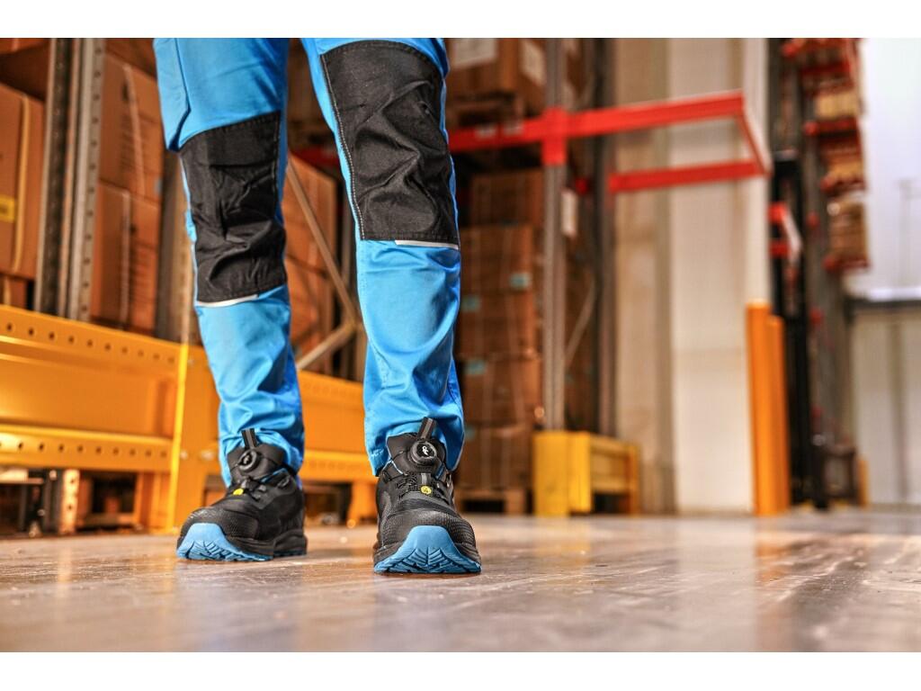 Low footwear CXS ISLAND NEVIS O1 ESD: ESD work shoe with a breathable upper and reflective accessories. A special tightening system allows for quick adjustment and release. Materi…