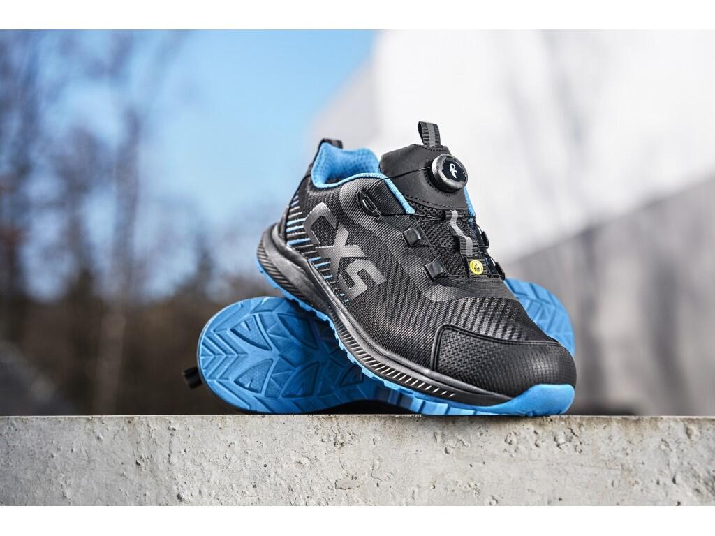 Low footwear CXS ISLAND NEVIS O1 ESD: ESD work shoe with a breathable upper and reflective accessories. A special tightening system allows for quick adjustment and release. Materi…