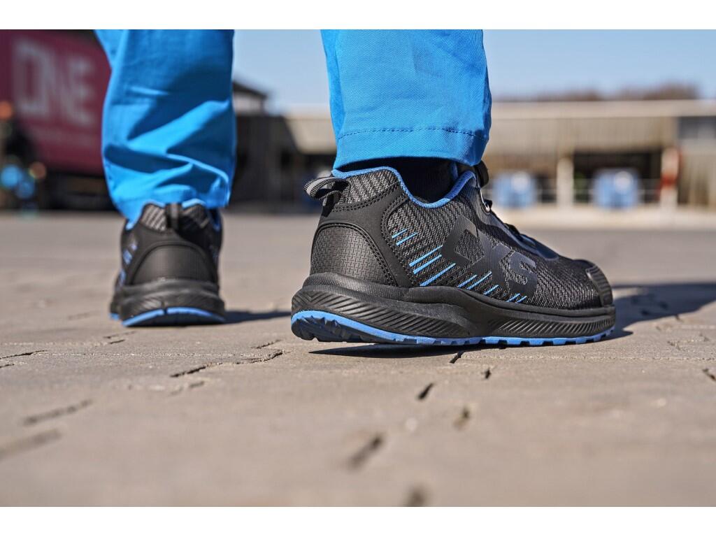 Low footwear CXS ISLAND NEVIS O1 ESD: ESD work shoe with a breathable upper and reflective accessories. A special tightening system allows for quick adjustment and release. Materi…