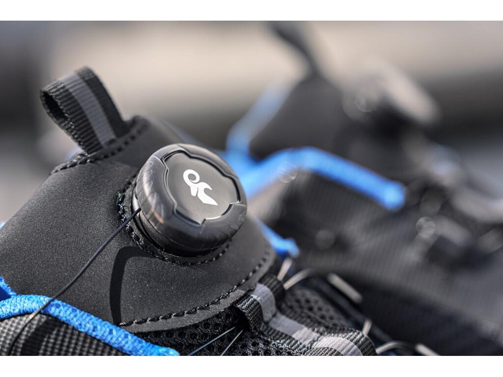 Low footwear CXS ISLAND NEVIS O1 ESD: ESD work shoe with a breathable upper and reflective accessories. A special tightening system allows for quick adjustment and release. Materi…